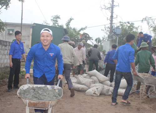  ĐVTN huyện Can Lộc ra quân giúp đỡ xã Thượng Lộc thực hiện bê tông hoá đường làng, ngõ xóm.